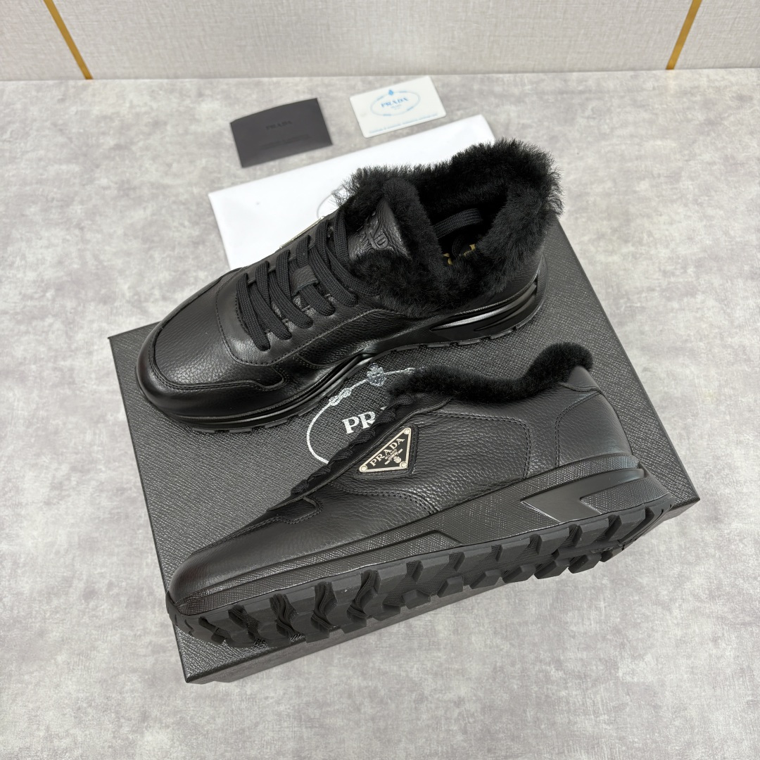 💋💍P家 Prad* 普拉-达 新品羊毛休闲运动鞋 兼顾保暖与品牌格调，是秋冬的实用型质感单品 官方 1
