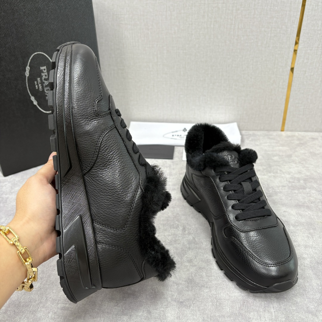 💋💍P家 Prad* 普拉-达 新品羊毛休闲运动鞋 兼顾保暖与品牌格调，是秋冬的实用型质感单品 官方 1