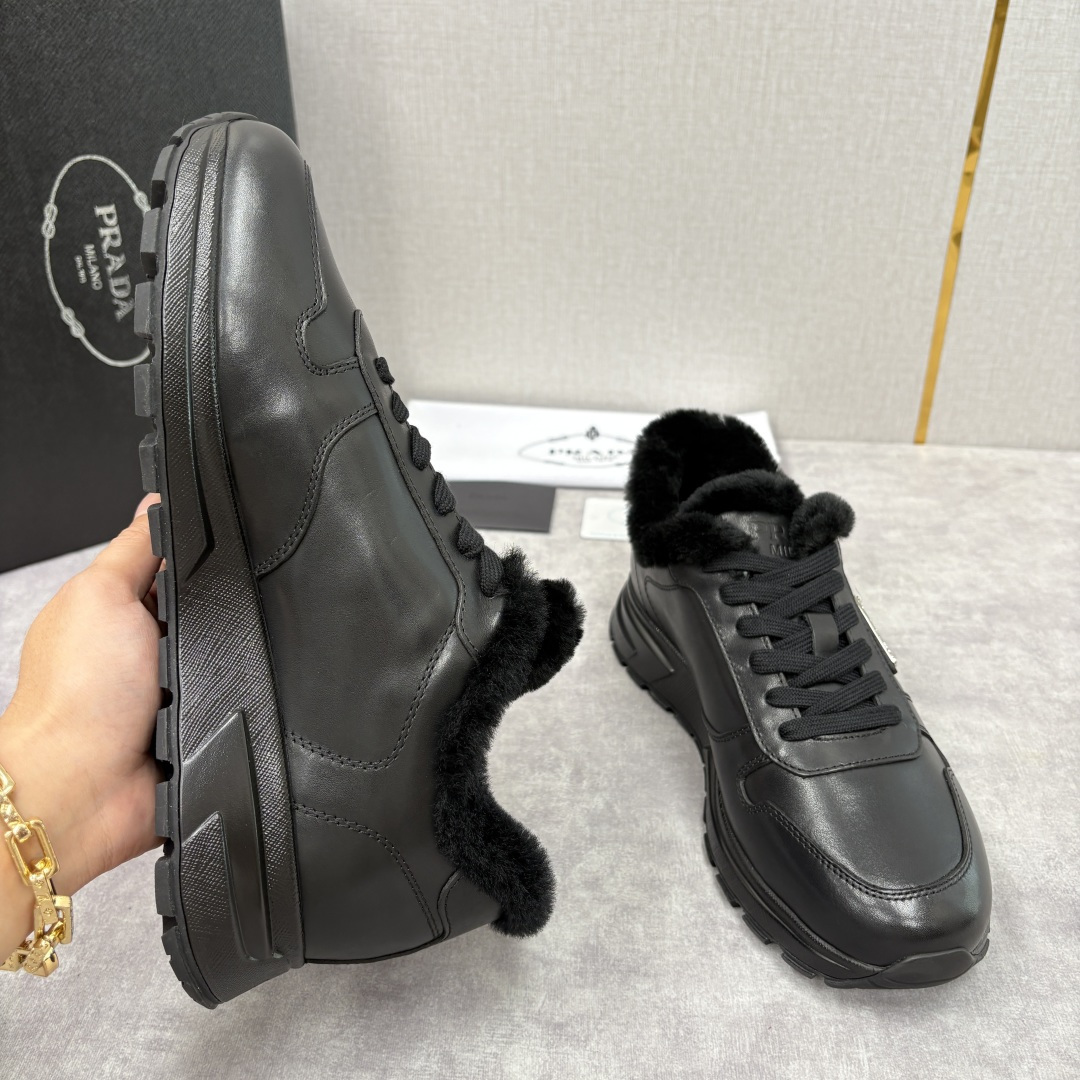 💋💍P家 Prad* 普拉-达 新品羊毛休闲运动鞋 兼顾保暖与品牌格调，是秋冬的实用型质感单品 官方 1