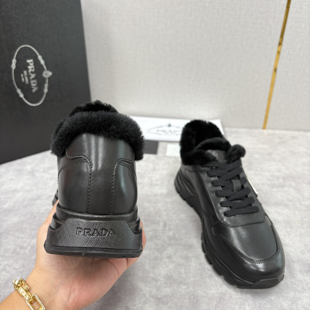 💋💍P家 Prad* 普拉-达 新品羊毛休闲运动鞋 兼顾保暖与品牌格调，是秋冬的实用型质感单品 官方 1