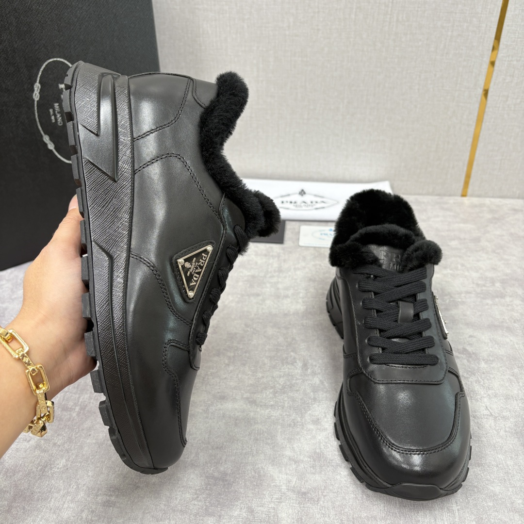 💋💍P家 Prad* 普拉-达 新品羊毛休闲运动鞋 兼顾保暖与品牌格调，是秋冬的实用型质感单品 官方 1