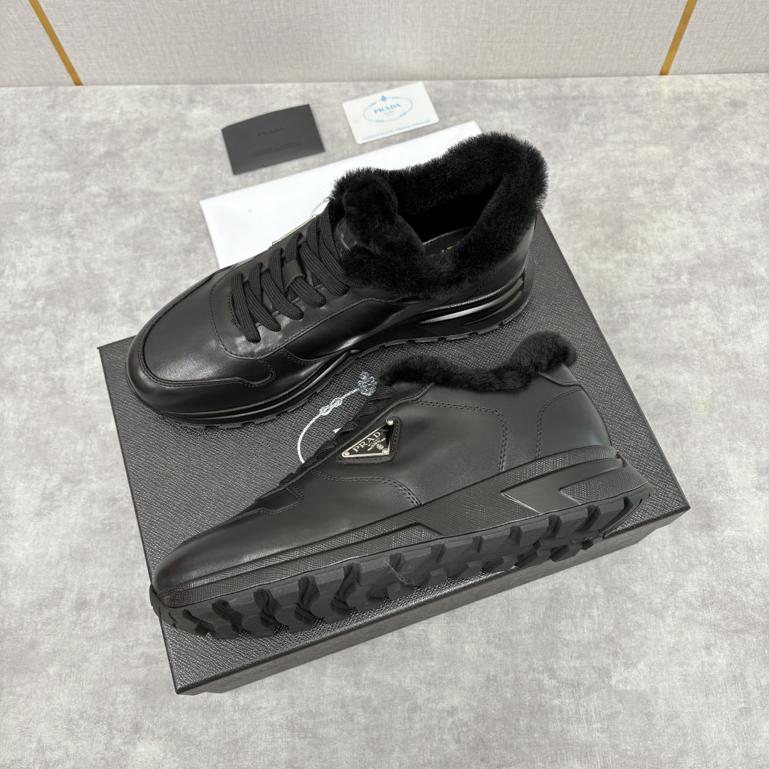 💋💍P家 Prad* 普拉-达 新品羊毛休闲运动鞋 兼顾保暖与品牌格调，是秋冬的实用型质感单品 官方 1
