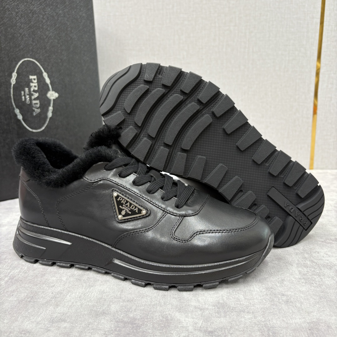 💋💍P家 Prad* 普拉-达 新品羊毛休闲运动鞋 兼顾保暖与品牌格调，是秋冬的实用型质感单品 官方 1