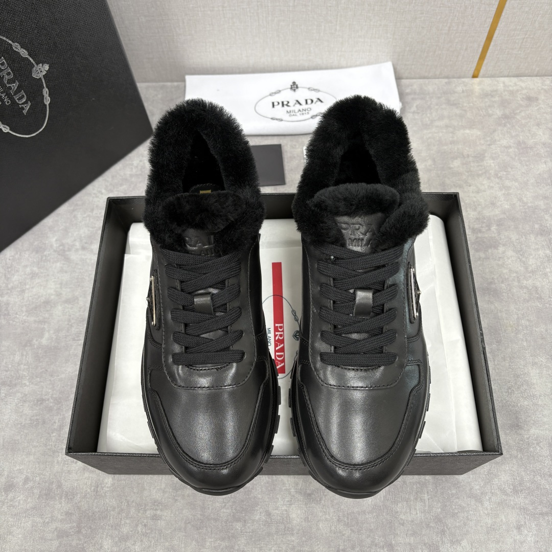 💋💍P家 Prad* 普拉-达 新品羊毛休闲运动鞋 兼顾保暖与品牌格调，是秋冬的实用型质感单品 官方 1
