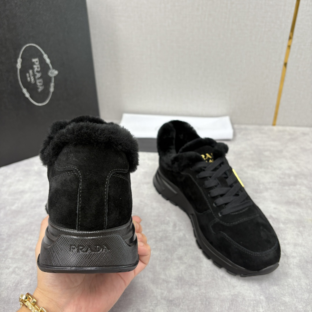 💋💍P家 Prad* 普拉-达 新品羊毛休闲运动鞋 兼顾保暖与品牌格调，是秋冬的实用型质感单品 官方 1