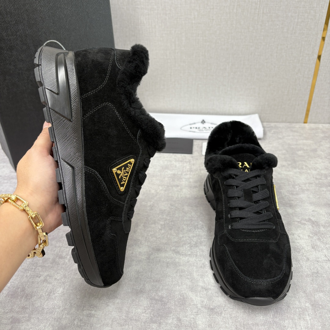 💋💍P家 Prad* 普拉-达 新品羊毛休闲运动鞋 兼顾保暖与品牌格调，是秋冬的实用型质感单品 官方 1