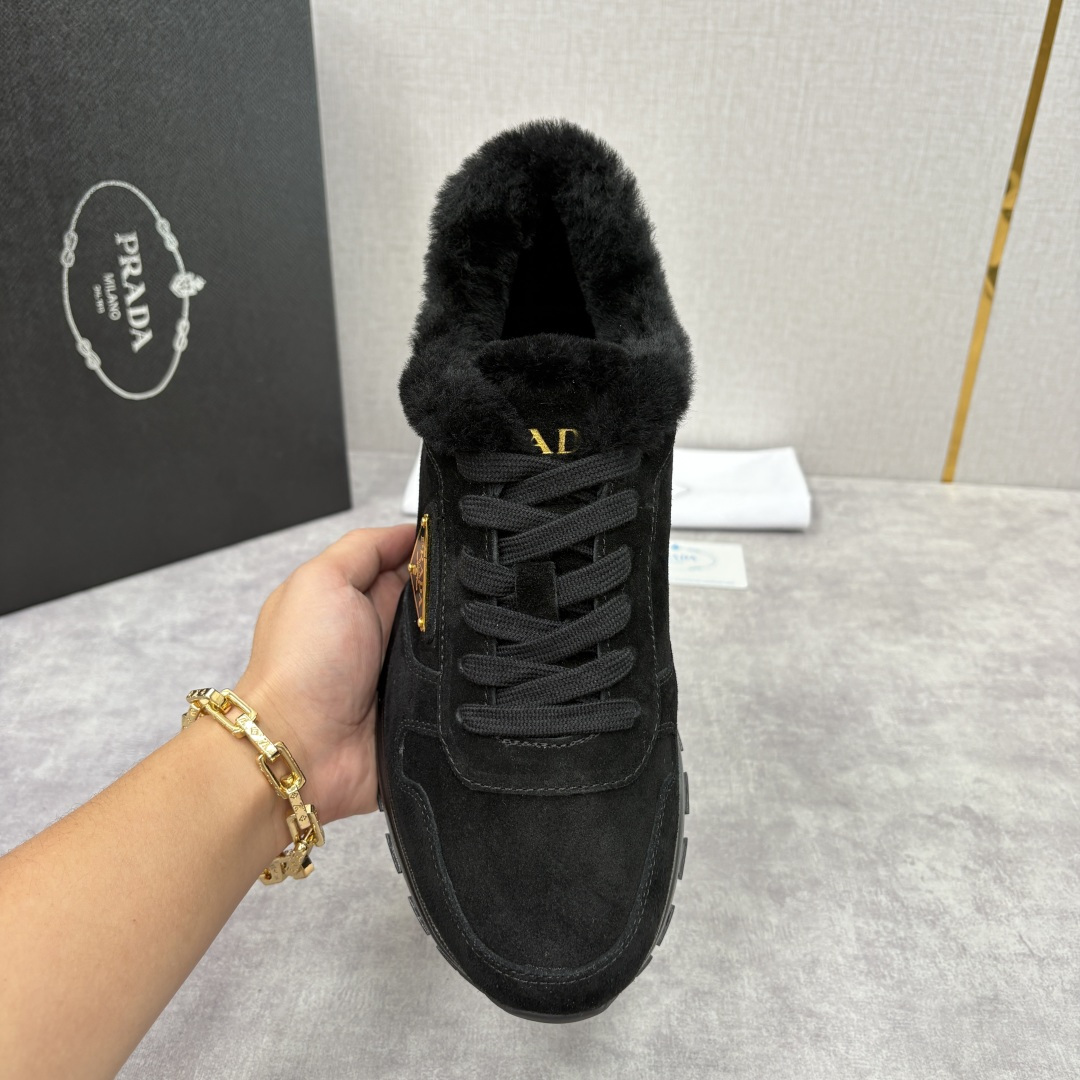 💋💍P家 Prad* 普拉-达 新品羊毛休闲运动鞋 兼顾保暖与品牌格调，是秋冬的实用型质感单品 官方 1