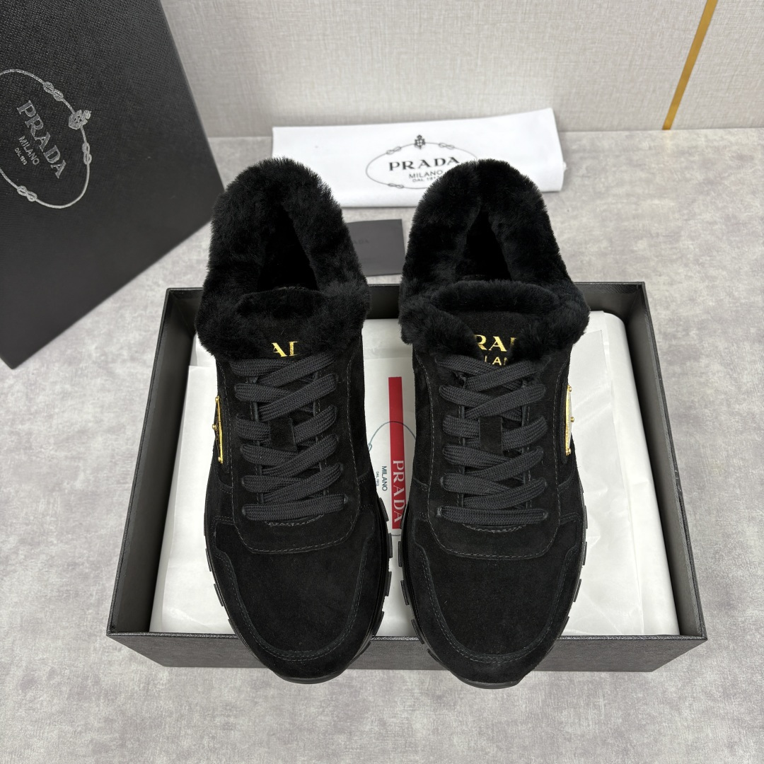 💋💍P家 Prad* 普拉-达 新品羊毛休闲运动鞋 兼顾保暖与品牌格调，是秋冬的实用型质感单品 官方 1