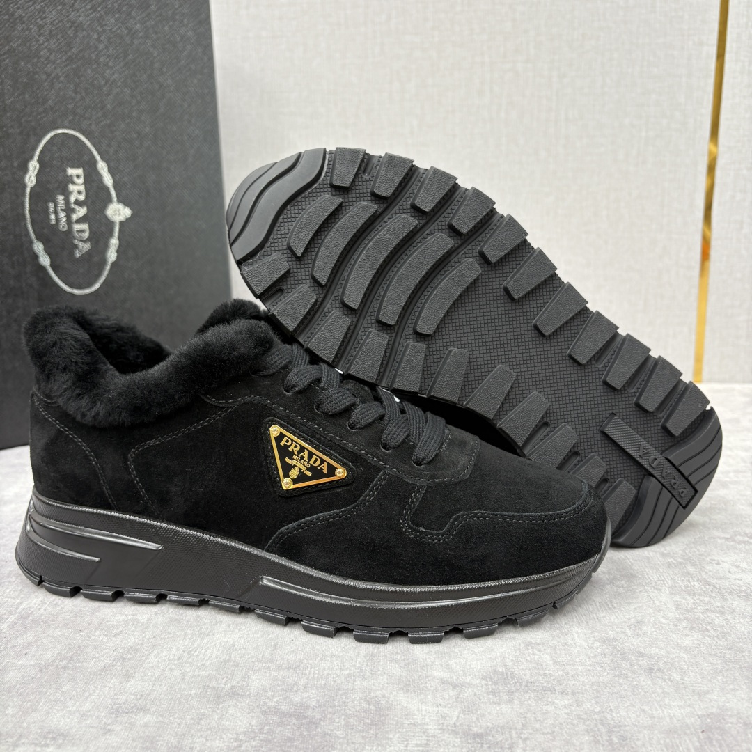 💋💍P家 Prad* 普拉-达 新品羊毛休闲运动鞋 兼顾保暖与品牌格调，是秋冬的实用型质感单品 官方 1