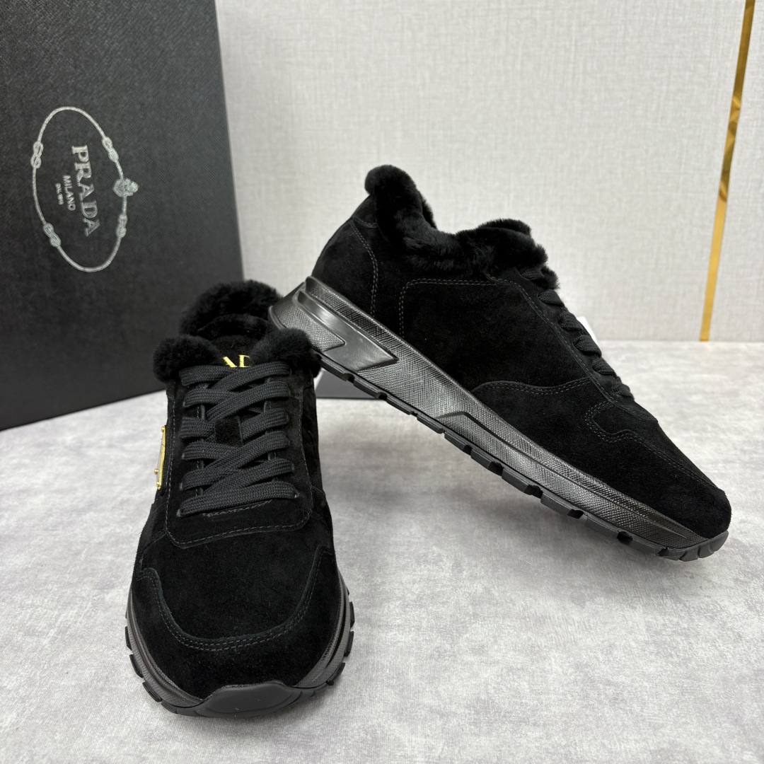 💋💍P家 Prad* 普拉-达 新品羊毛休闲运动鞋 兼顾保暖与品牌格调，是秋冬的实用型质感单品 官方 1