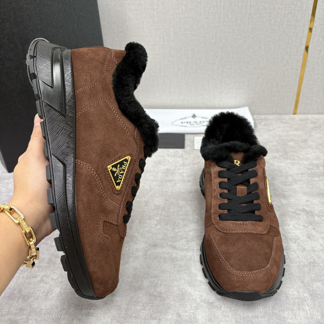 💋💍P家 Prad* 普拉-达 新品羊毛休闲运动鞋 兼顾保暖与品牌格调，是秋冬的实用型质感单品 官方 1