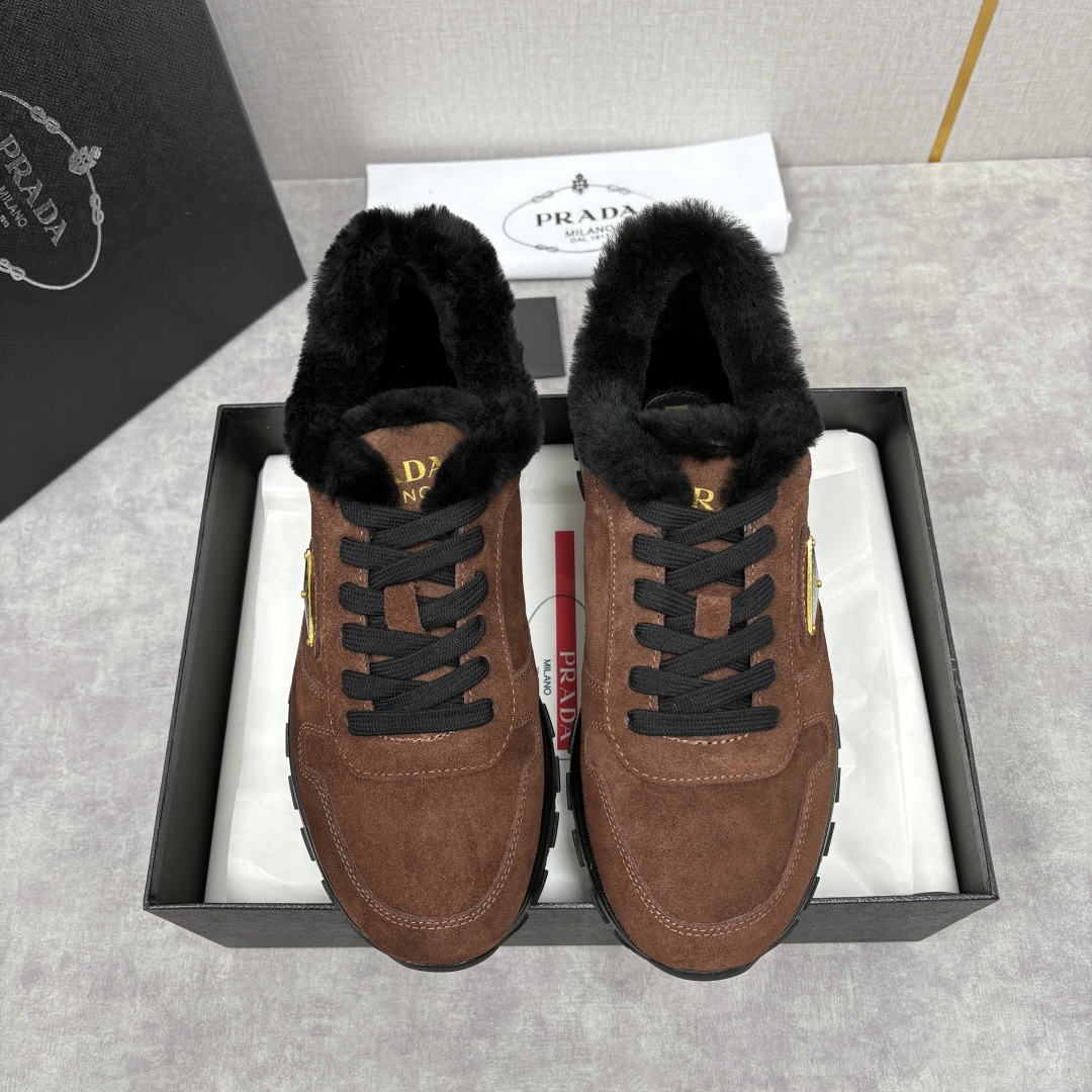 NO:621289,P Home Prad*Pra-da's new wool casual sneakers combine warmth and brand style. They are practical and textured items for autumn and winter. Official price RMB 10.200. This elegant leather sneaker carries the spirit of innovation. It is made of imported cowhide/nubuck cowhide upper with warm sheepskin lining and removable sheepskin-covered insole.  The mouth and interior of the shoe are filled with thick plush lining, which is skin-friendly and warm. It can easily cope with low temperature weather without the need for additional thick socks. The iconic triangular metal logo is discreetly embellished on the shoe body, which is recognizable without being ostentatious. It is a durable model that can be worn for many years. The tongue is decorated with Prad*  High-temperature embossed logo. It uses a non-slip and wear-resistant rubber tooth-like outsole with deep texture and strong grip. It can be held in daily walking or light outdoor scenes. At the same time, the thickness of the shoe body is just enough to modify the shape of the leg without appearing bulky. This pair of shoes is a typical 'practical luxury product' - there is no overly fancy design, but it meets the core autumn and winter needs of warmth, durability, and versatility. On sale in original packaging!  Standard counter code number 39~45# (customized at 38.46) batch, prada, prada, sneakers, cowhide, sheepskin, socks19860909P家 Prad*普拉-达 新品羊毛休闲运动鞋兼顾保暖与品牌格调,是秋冬的实用型质感单品 官方售价 RMB 10.200这款优雅的皮革运动鞋承载创新精神.选用进口牛皮/磨砂牛皮鞋面配保暖羊皮毛衬里可拆卸羊皮毛包覆内底 鞋口和内部都填充了厚实的毛绒衬里,亲肤又保暖,不用额外搭配厚袜子也能轻松应对低温天气. 标志性的三角金属Logo 标牌低调点缀在鞋身,既有辨识度又不会显得张扬,属于买了能穿很多年的耐看款. 鞋舌饰Prad* 高温压印徽标.采用防滑耐磨的橡胶齿状大底,纹路深且抓地力强,日常走路或者轻度户外场景都能hold住,同时鞋身厚度刚好能修饰腿型,不会显得笨重.这双鞋是典型的“实用型奢侈品”——没有过度花哨的设计,却把保暖、耐穿、百搭这几个秋冬核心需求都做到了位.原包装发售！ 标准专柜码数39～45#（38.46定做） 批,,prada,prada,sneakers,cowhide,sheepskin,socks,Men's shoes