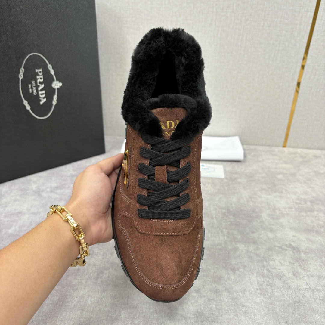 💋💍P家 Prad* 普拉-达 新品羊毛休闲运动鞋 兼顾保暖与品牌格调，是秋冬的实用型质感单品 官方 1