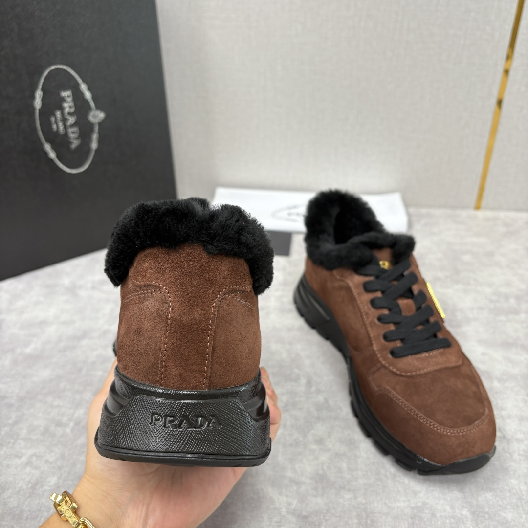 💋💍P家 Prad* 普拉-达 新品羊毛休闲运动鞋 兼顾保暖与品牌格调，是秋冬的实用型质感单品 官方 1
