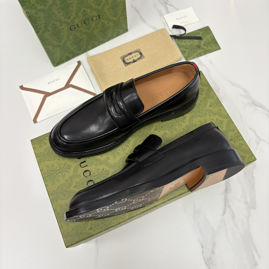 💋💍G家 GUCC* 新品男士简约乐福鞋皮鞋 经典与时尚的交融 此款系列里包含 2 种不同质感的材质——