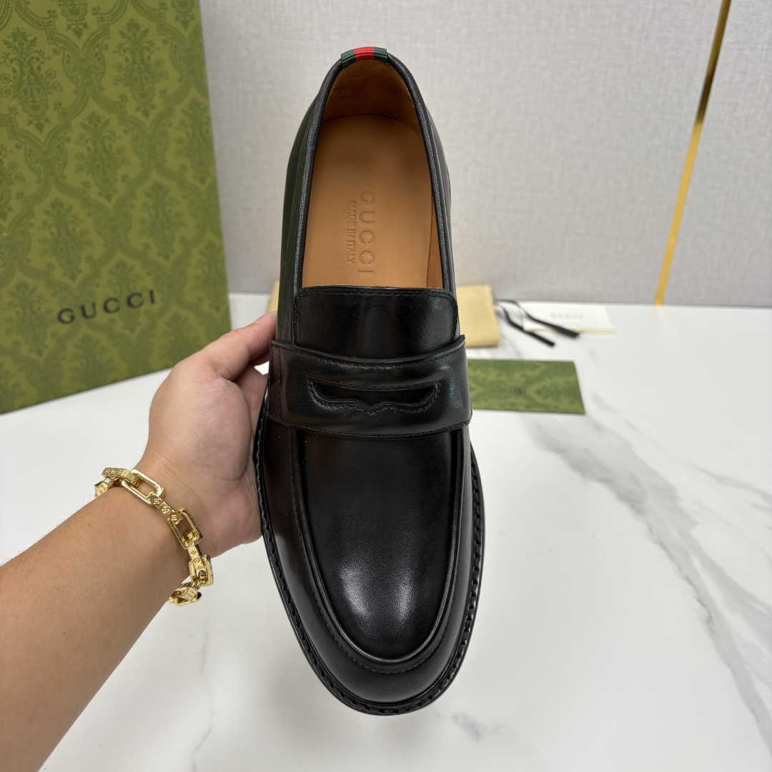 💋💍G家 GUCC* 新品男士简约乐福鞋皮鞋 经典与时尚的交融 此款系列里包含 2 种不同质感的材质——