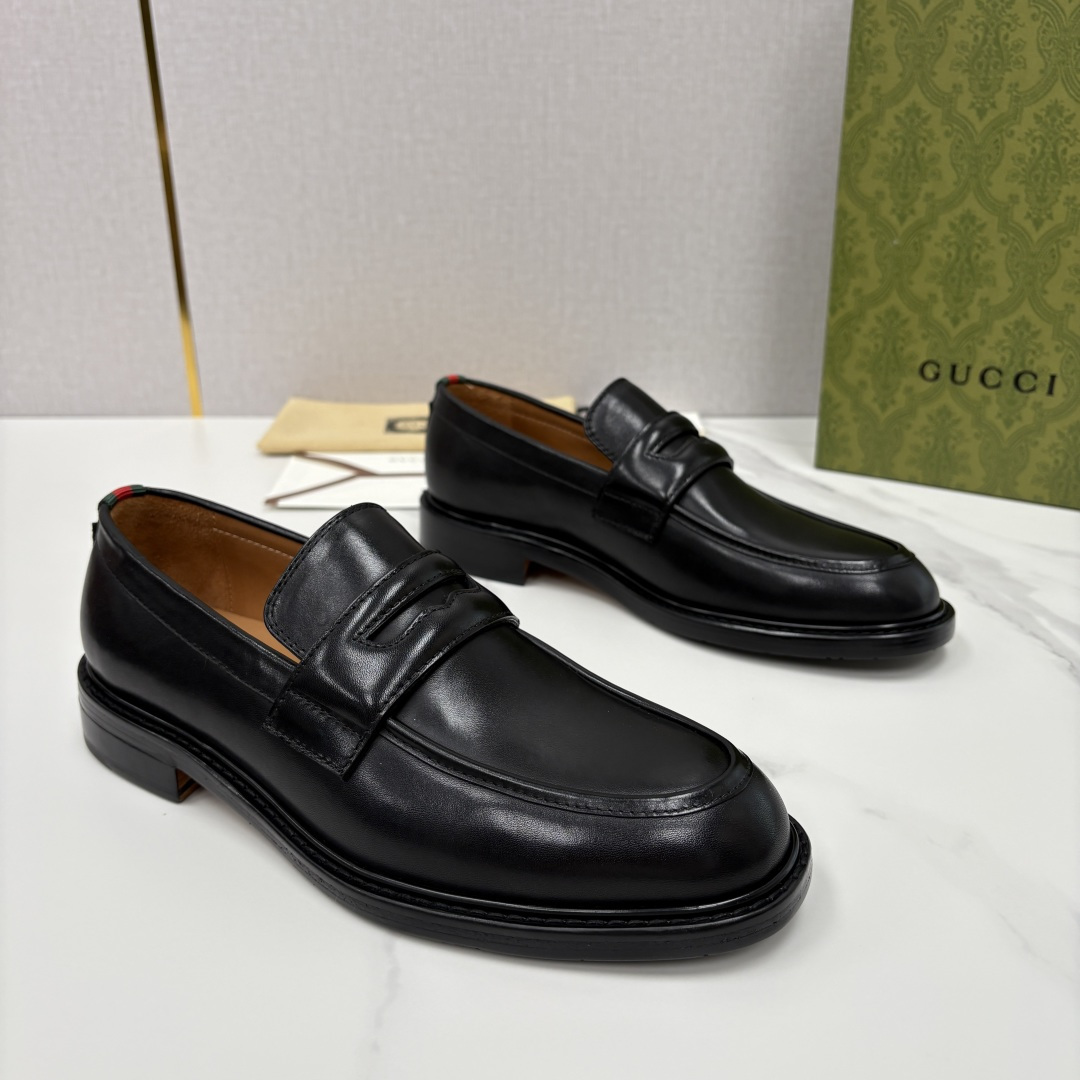 💋💍G家 GUCC* 新品男士简约乐福鞋皮鞋 经典与时尚的交融 此款系列里包含 2 种不同质感的材质——