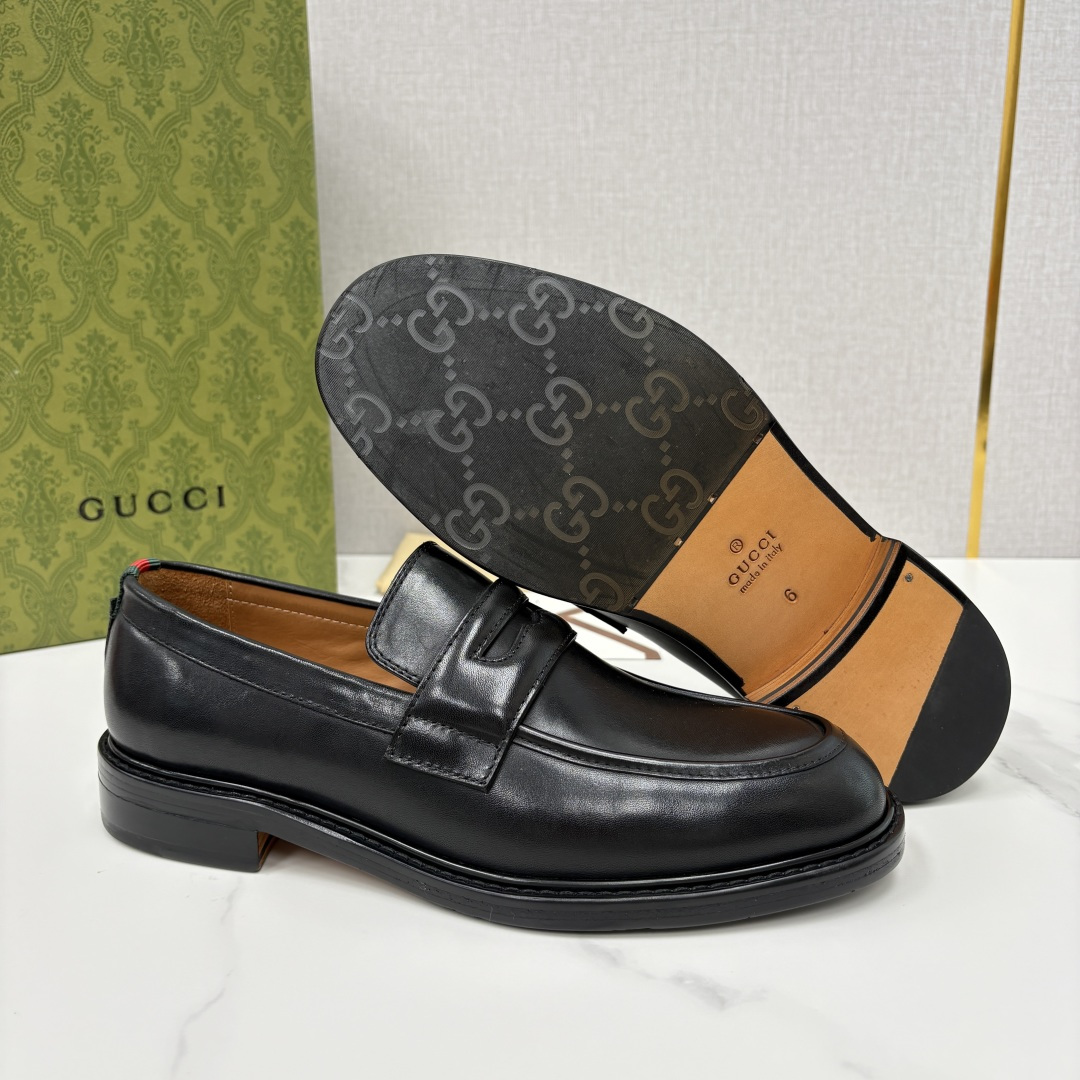 💋💍G家 GUCC* 新品男士简约乐福鞋皮鞋 经典与时尚的交融 此款系列里包含 2 种不同质感的材质——