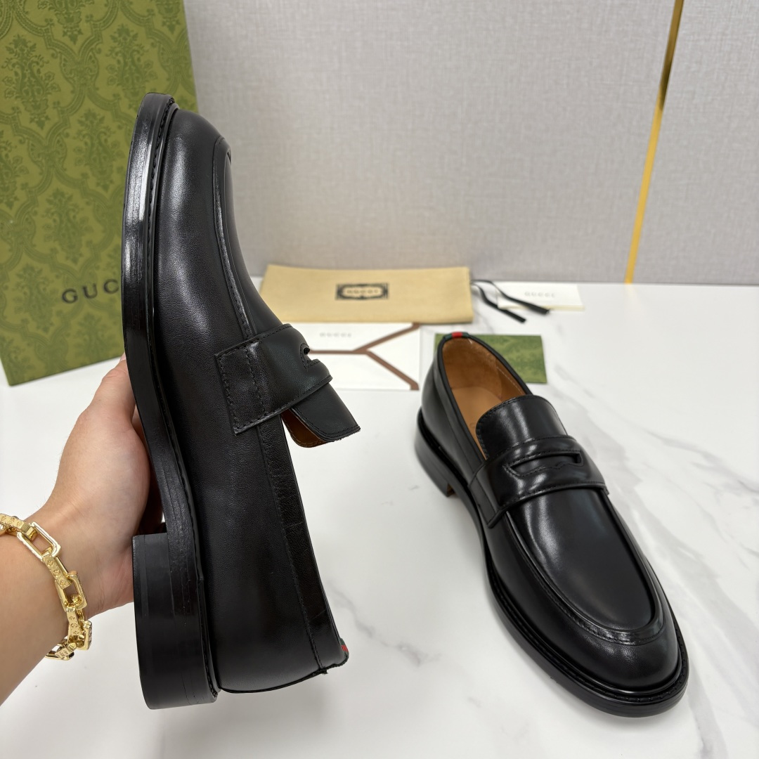 💋💍G家 GUCC* 新品男士简约乐福鞋皮鞋 经典与时尚的交融 此款系列里包含 2 种不同质感的材质——