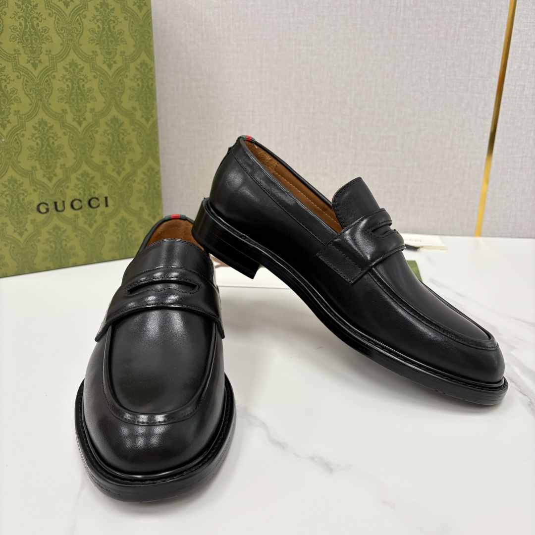 💋💍G家 GUCC* 新品男士简约乐福鞋皮鞋 经典与时尚的交融 此款系列里包含 2 种不同质感的材质——