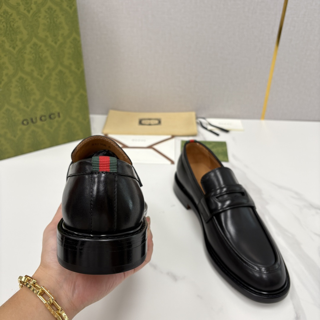 💋💍G家 GUCC* 新品男士简约乐福鞋皮鞋 经典与时尚的交融 此款系列里包含 2 种不同质感的材质——