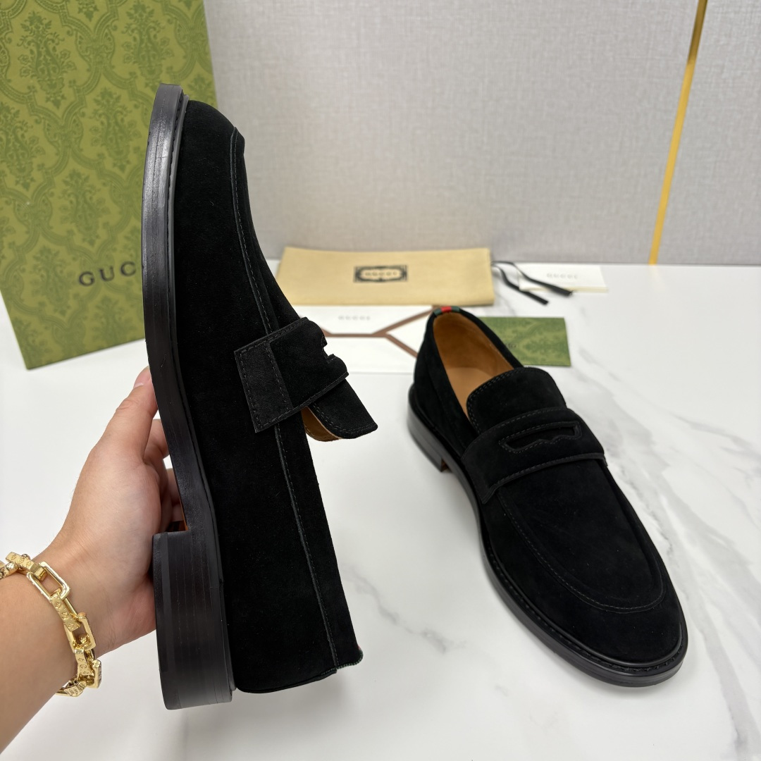 💋💍G家 GUCC* 新品男士简约乐福鞋皮鞋 经典与时尚的交融 此款系列里包含 2 种不同质感的材质——