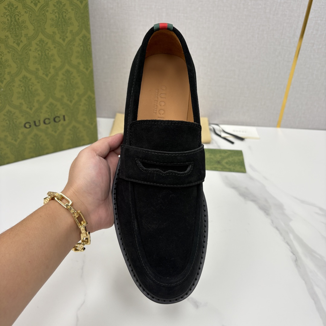 💋💍G家 GUCC* 新品男士简约乐福鞋皮鞋 经典与时尚的交融 此款系列里包含 2 种不同质感的材质——