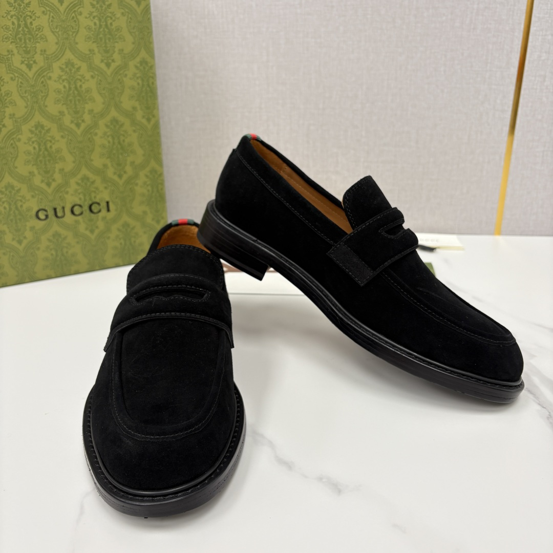 💋💍G家 GUCC* 新品男士简约乐福鞋皮鞋 经典与时尚的交融 此款系列里包含 2 种不同质感的材质——