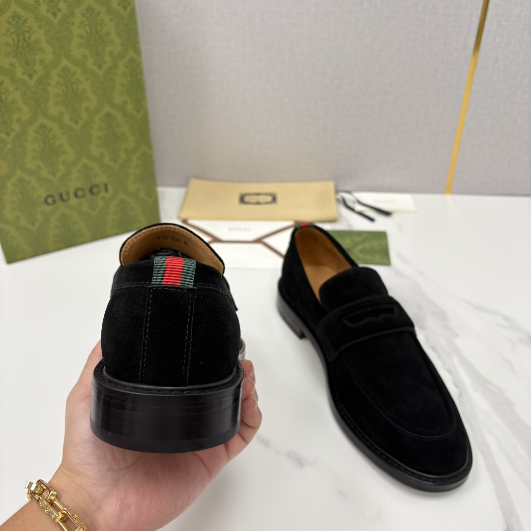 💋💍G家 GUCC* 新品男士简约乐福鞋皮鞋 经典与时尚的交融 此款系列里包含 2 种不同质感的材质——