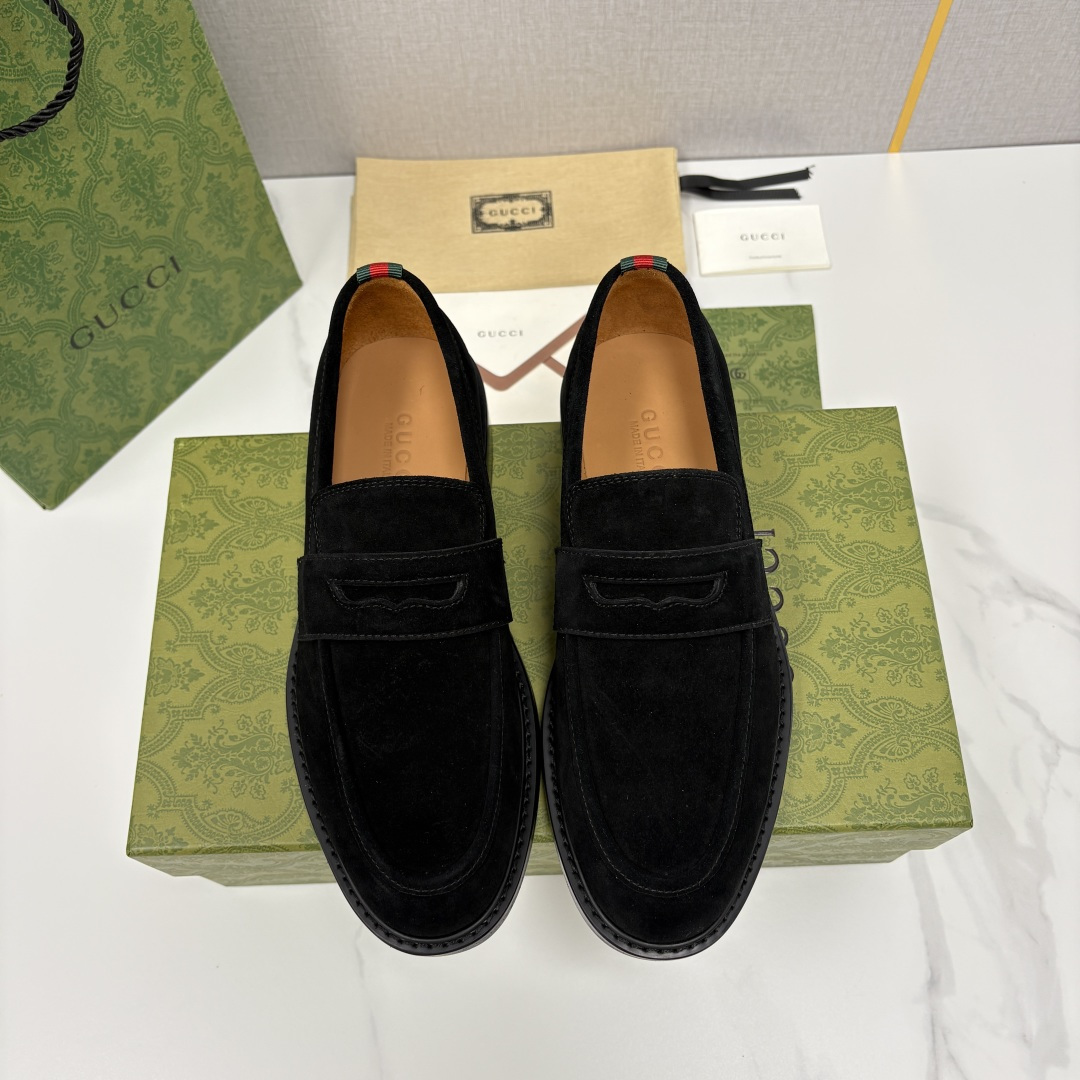 💋💍G家 GUCC* 新品男士简约乐福鞋皮鞋 经典与时尚的交融 此款系列里包含 2 种不同质感的材质——