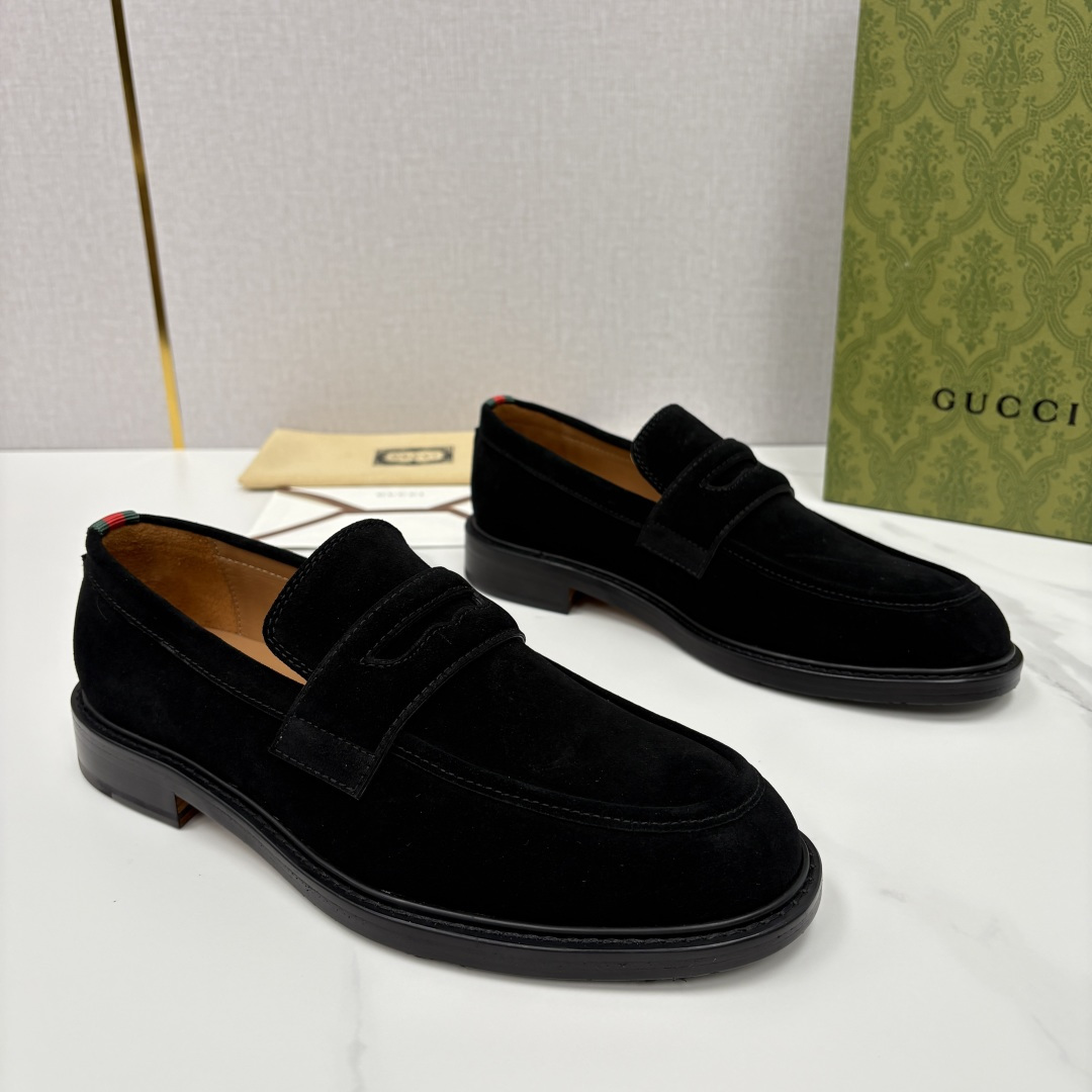 💋💍G家 GUCC* 新品男士简约乐福鞋皮鞋 经典与时尚的交融 此款系列里包含 2 种不同质感的材质——
