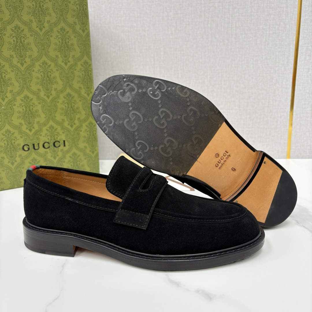 💋💍G家 GUCC* 新品男士简约乐福鞋皮鞋 经典与时尚的交融 此款系列里包含 2 种不同质感的材质——