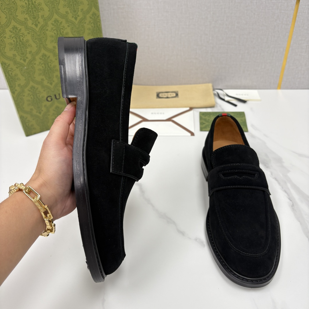 💋💍G家 GUCC* 新品男士简约乐福鞋皮鞋 经典与时尚的交融 此款系列里包含 2 种不同质感的材质——