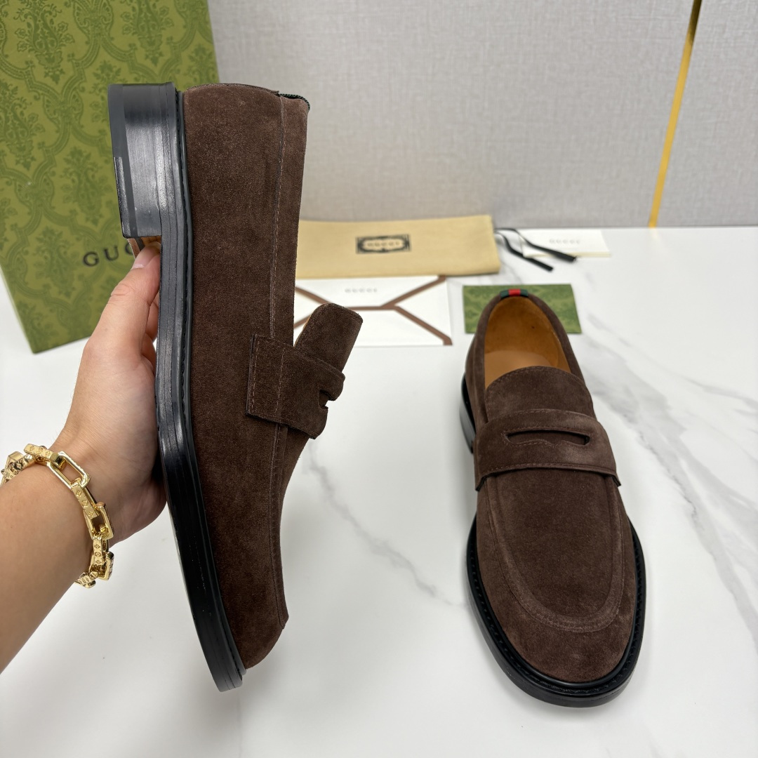 💋💍G家 GUCC* 新品男士简约乐福鞋皮鞋 经典与时尚的交融 此款系列里包含 2 种不同质感的材质——