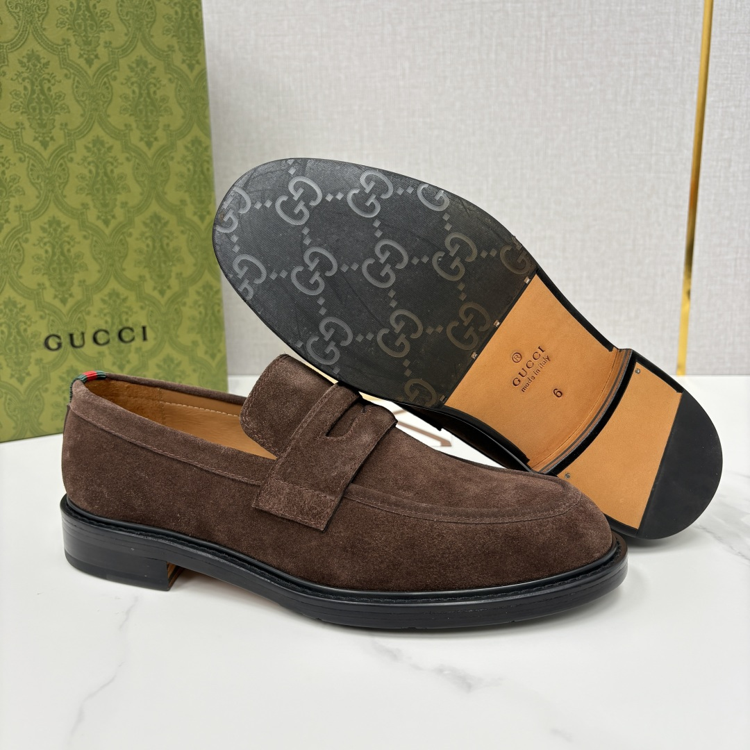 💋💍G家 GUCC* 新品男士简约乐福鞋皮鞋 经典与时尚的交融 此款系列里包含 2 种不同质感的材质——