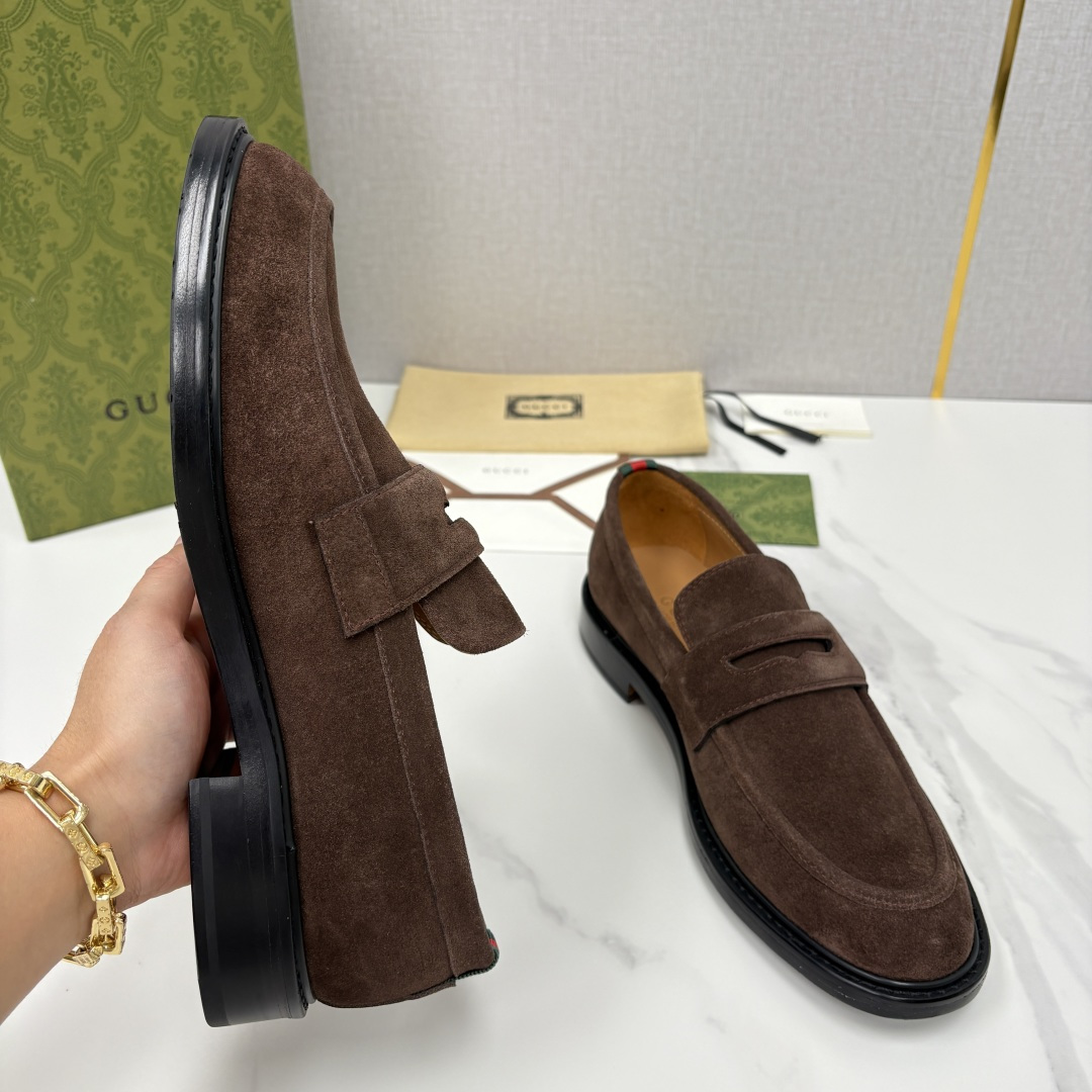 💋💍G家 GUCC* 新品男士简约乐福鞋皮鞋 经典与时尚的交融 此款系列里包含 2 种不同质感的材质——