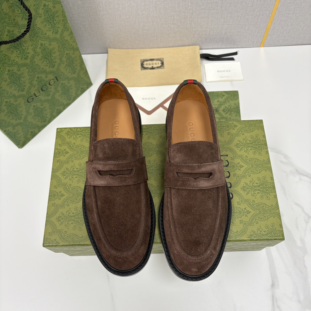 💋💍G家 GUCC* 新品男士简约乐福鞋皮鞋 经典与时尚的交融 此款系列里包含 2 种不同质感的材质——