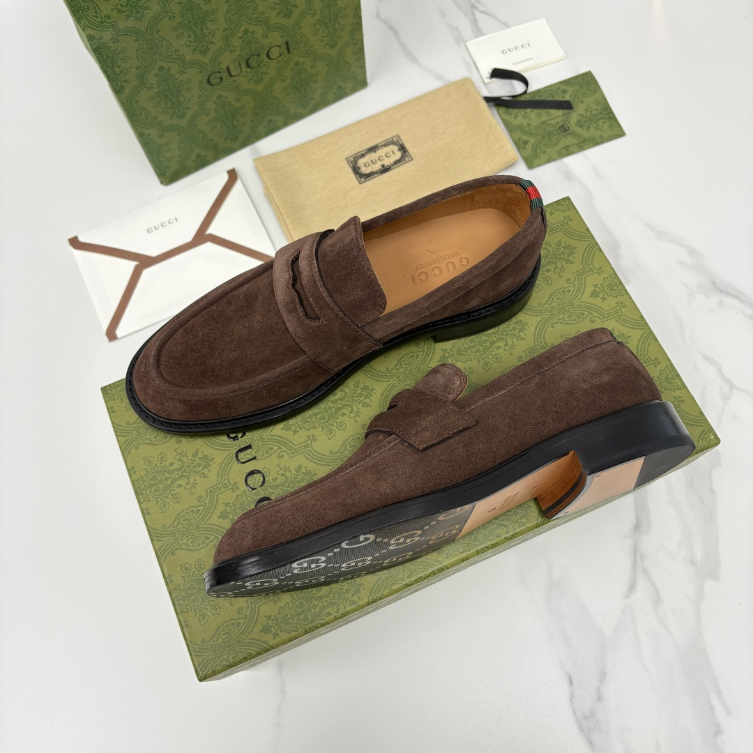 💋💍G家 GUCC* 新品男士简约乐福鞋皮鞋 经典与时尚的交融 此款系列里包含 2 种不同质感的材质——
