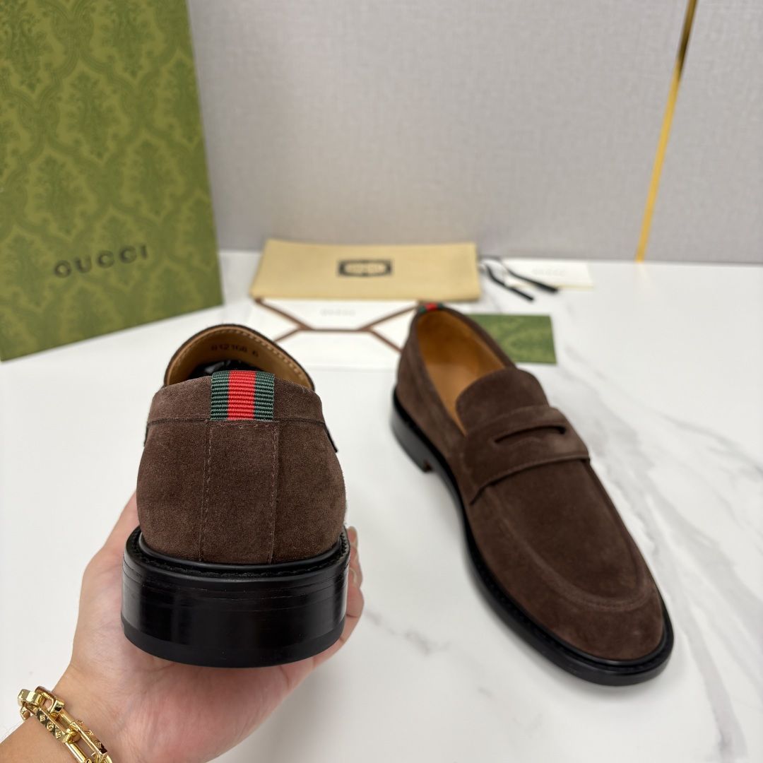 💋💍G家 GUCC* 新品男士简约乐福鞋皮鞋 经典与时尚的交融 此款系列里包含 2 种不同质感的材质——