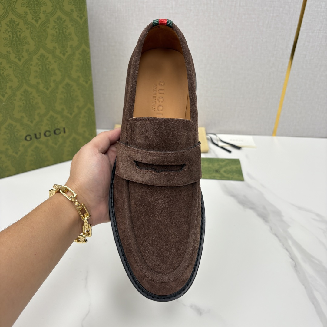 💋💍G家 GUCC* 新品男士简约乐福鞋皮鞋 经典与时尚的交融 此款系列里包含 2 种不同质感的材质——