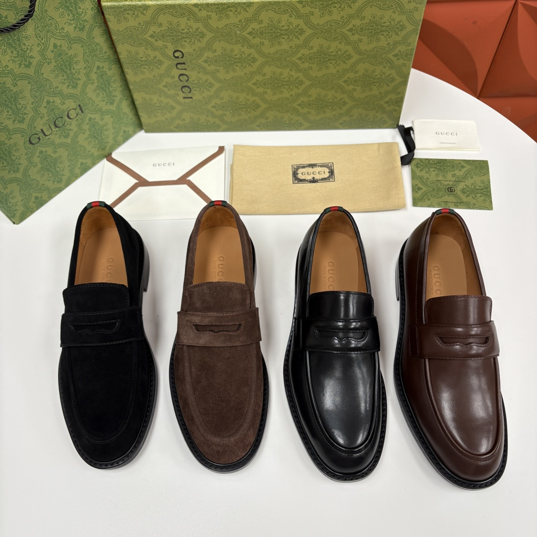 NO:604606,G's GUCC* new men's simple loafers are a blend of classic and fashionable leather shoes. This series includes 2 materials with different textures - the glossy cowhide model uses glossy calfskin (black/dark brown) with full texture. The leather is stiff and shiny, easy to care for and looks refined. The suede model uses fine high-mercerized frosted cowhide (black/dark brown), which is soft to the touch and has a matte and low-key sense of luxury. It is highly suitable for autumn and winter.  Simple and smooth shoe lines outline an elegant and majestic silhouette. The original leather outsole and compound rubber backing are comfortable and non-slip!  The sole is printed with the iconic double G pattern. From a practical point of view, the texture increases friction and makes walking more stable; from a design perspective, it is an extension of the brand recognition, and every step quietly declares the fashion affiliation. Iconic details: Gucci's classic red and green webbing details are hidden in the heel, which is a low-key and recognizable 'identity mark'; the lining of the shoe is soft water-dyed cowhide lining, which is comfortable and snug on the foot!  It is a neat square toe + low-top loafer shoe shape. The body line of the shoe is slender and does not pick up the foot shape. The thick sole design can also quietly add a little height, showing the leg shape without being bulky. The comfort on the foot and the versatility of matching are fully worthy of its classic status. It is a piece that will be loved more and more timeless after buying it. There is no exaggerated decoration, but the material and details support the sense of high-end. It is a type that becomes more and more attractive the more you look at it, and the more timeless you like it. On sale in the original packaging!  Standard leather shoe size 39~44# (38.45.46 customized) batch,,gucci,gucci,loafers,cowhide,Leather soles19860909G家 GUCC* 新品男士简约乐福鞋皮鞋经典与时尚的交融 此款系列里包含 2 种不同质感的材质——有光面牛皮款选用质感饱满的亮面小牛皮（黑色/深棕）,皮质挺括有光泽,好打理又显精致.绒面款采用细腻的高丝光磨砂牛皮（黑色/深棕）,触感柔软,自带哑光低调的高级感,秋冬适配度超高. 简约流畅的鞋型线条,勾勒出优雅大气的轮廓.原版真皮大底复合橡胶底片 舒适且防滑 ！鞋底印有标志性的双G图案,从实用角度看,纹路增加摩擦力,行走更稳；从设计层面,是品牌辨识度的延伸,每一步都在悄然宣告时尚归属 .志性细节鞋后跟处藏着Gucci经典的红绿织带小细节,是低调又有辨识度的“身份标识”；鞋内里是柔软的水染牛皮衬里,上脚贴合舒适！ 是利落的方头+低帮乐福鞋型,鞋身线条偏修长,不挑脚型,厚底设计还能悄悄增加一点高度,显腿型又不笨重.上脚的舒适度和搭配的万能性,完全配得上它的经典地位,属于入手后会越穿越爱的单品.没有夸张的装饰,却靠材质和细节撑起高级感,属于越看越耐看、越穿越喜欢的类型.原包装发售！ 标准皮鞋码数39～44#（38.45.46定做） 批,,gucci,gucci,loafers,cowhide,Leather soles,Men's shoes