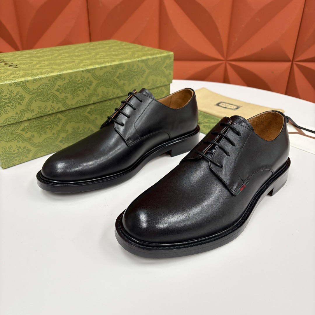 NO:604600,G Home GUCC* Gucci  The new men's formal leather derby shoe style is a choice that balances elegance and practicality. The shoe body is made of fine and shiny imported cowhide/open-edge brick bright leather, which is soft to the touch while maintaining a stiff shape, high-end texture and durability. The classic lace-up derby shoe style is suitable for a variety of occasions. The side of the shoe is embellished with the brand's iconic red and green webbing details, which is low-key and hidden in recognition, not too showy but very stylish. The original leather outsole is comfortable and non-slip.  !  The sole is printed with the iconic double G pattern. From a practical point of view, the pattern increases friction and makes walking more stable. From a design perspective, it is an extension of the brand recognition, and every step quietly declares the fashion affiliation. The lining of the shoe is soft water-dyed cowhide lining, which is comfortable to fit on the foot!  Whether you prefer a minimalist and neat commuting style, or a casual style with a retro accent, this pair of shoes can be a 'not stealing the show but adding points' to the style. It is a practical item that is good-looking and easy to wear - it has the texture and recognition of a luxury brand without an overly exaggerated design. It can accompany you in most daily and formal occasions. It is an 'evergreen style' that you will wear frequently and like more and more after buying it. On sale in the original packaging!  For business scenes, match dark suits (black and dark gray are both suitable). The glossy style will make the overall look more refined and formal, while the matte style will be more calm and restrained, making it perfect for meetings, commuting or formal banquets. For daily casual wear, pair it with khaki casual trousers and dark jeans. The glossy style can add a little 'sophistication buff' to casual wear, while the matte style is effortlessly relaxed and fashionable, and is suitable for dates or dinners with friends.  Standard leather shoe size 39~44# (38.45.46 customized) batch,,gucci,gucci,jeans,business suit,cowhide,Leather soles19860909G家 GUCC* 古-驰 新品男士正装鞋皮鞋德比鞋鞋型,是优雅与实用的平衡之选.选用细腻有光泽的进口牛皮/开边砖亮皮打造鞋身,触感柔软同时保持挺括型态,质感高级又耐穿.经典的系带德比鞋型适配多种场合,鞋侧点缀品牌标志性的红绿色织带细节,低调中藏着辨识度,不会过于张扬却很有格调.原版真皮大底复合橡胶底片 舒适且防滑 ！鞋底印有标志性的双G图案,从实用角度看,纹路增加摩擦力,行走更稳；从设计层面,是品牌辨识度的延伸,每一步都在悄然宣告时尚归属 .鞋内里是柔软的水染牛皮衬里,上脚贴合舒适！ 不管你是偏爱极简利落的通勤风,还是带点复古腔调的休闲风,这双鞋都能成为造型里“不抢戏但加分”的存在.好看又好穿的实用型单品——既有奢侈品牌的质感和辨识度,又没有过度浮夸的设计,能陪你应对大部分日常和正式场合,属于买了就会经常穿、越穿越喜欢的“常青款”.原包装发售！ 商务场景搭配深色西装（黑色、深灰都很适配）,亮面款会让整体造型更显精致正式,哑光款则多一份沉稳内敛,都能完美hold住会议、通勤或正式宴请. 日常休闲和卡其色休闲西裤、深色牛仔裤搭在一起,亮面款能给休闲装加一点“精致感buff”,哑光款则是毫不费力的松弛时髦,不管是约会还是和朋友聚餐都很合适. 标准皮鞋码数39～44#（38.45.46定做） 批,,gucci,gucci,jeans,business suit,cowhide,Leather soles,Men's shoes