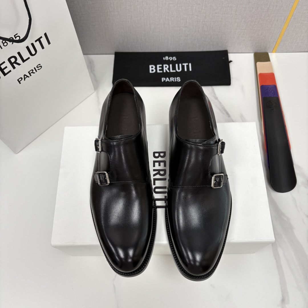 NO:621293,Berlut* new men's hand-rubbed formal leather shoes. Classic Monk buckle leather shoes series, which can perfectly interpret the combination of elegance and texture, the ultimate fusion of business and style of crocodile pattern Oxford shoes. Made of high-quality imported calfskin/crocodile embossed cowhide. The shoe shape is a classic Oxford shoe with delicate and neat stitching.  , the details show the exquisite feeling of hand-stitching. The upper is treated with hand-rubbing process. The water-dyed calf leather inside is soft and comfortable. The Italian genuine leather outsole has a rubber backing added to the heel for excellent anti-slip effect. The crocodile pattern texture runs through the shoe body, giving it a wild and luxurious feel.  Full fit; using the iconic double-button Monk shoe style, with neat and smooth lines, it has the formal feel of formal shoes, but also has a bit of casual sophistication, making it suitable for business occasions or a relaxed dinner party. And the design of the soles is even more hidden in surprises, black and purple.  The gradient outsole is printed with the brand's exclusive artistic embossing. The metal ornaments at the toe are not only decorative, but also wear-resistant. The details show the brand's ultimate pursuit of quality. The lace design not only ensures the fit of the upper, but also provides a perfect fit for business and leisure.  The shape provides style extensibility. From suits and leather shoes for business meetings to yuppie wear for casual occasions, it can be the finishing touch of the style, giving the wearer a subtle style and taste. It is an indispensable luxury collection in a gentleman's shoe cabinet!  Standard leather shoe sizes 39~44# (customized at 37.38.45.46), business suit, cowhide, Leather soles19860909Berlut* 布鲁提 新款男士手工擦色正装皮鞋上新 经典孟克搭扣皮鞋系列,能完美诠释优雅与质感的结合鳄鱼纹牛津鞋的商务与格调的极致融合.甄选优质进口小牛皮/鳄鱼压纹牛皮制成.鞋型为经典牛津鞋鞋身缝线细腻工整 ,细节处尽显手工缝制的精致感.鞋面采用手工擦色工艺处理效果.内里水染小牛皮柔软舒适意大利真皮大底后跟加入橡胶底片防滑效果极好鳄鱼纹肌理贯穿鞋身,野性与奢华感拉满；采用标志性的双扣孟克鞋型,线条利落流畅,既有正装鞋的正式感,又带着一点随性的精致,不管是商务场合还是稍轻松的晚宴都能驾驭.而鞋底的设计更是暗藏惊喜,黑紫色渐变的大底印有品牌专属的艺术压纹,鞋头处的金属饰件不仅是装饰,更添耐磨属性,细节之处尽显品牌对品质的极致追求.系带设计既保证了鞋面的贴合度,又为商务、休闲造型提供了风格延展性.从商务会晤的西装革履,到休闲场合的雅痞穿搭,它都能成为造型的点睛之笔,为穿着者赋予不彰自显的格调与品位,是绅士鞋柜中不可或缺的奢雅藏品！ 标准皮鞋码数39～44#（37.38.45.46定做）批,,business suit,cowhide,Leather soles,Men's shoes