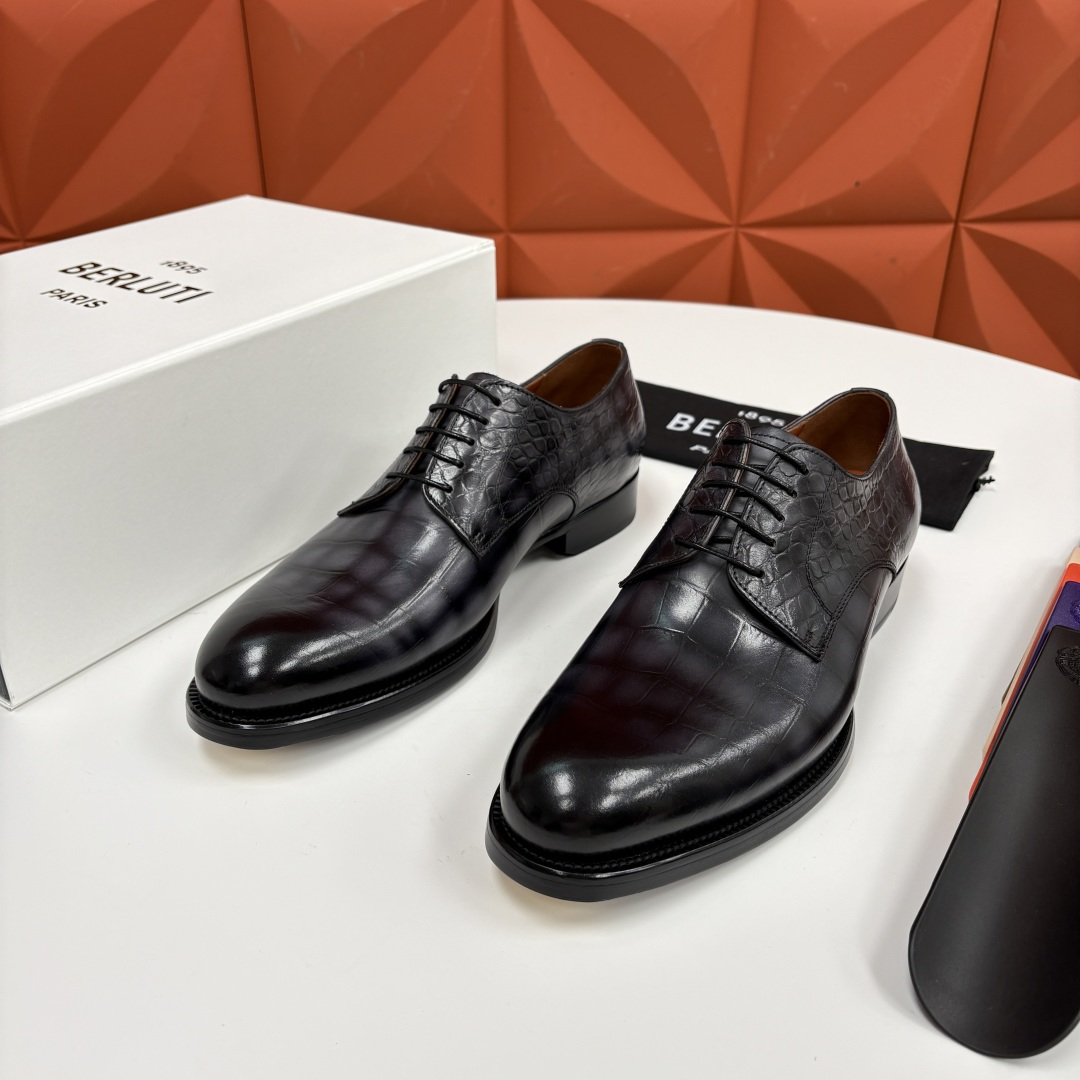 NO:621297,Berlut* new men's hand-rubbed formal leather shoes are now available  Crocodile pattern Oxford shoes are the ultimate fusion of business and style. They are made of high-quality imported calfskin/crocodile embossed cowhide. The shoe shape is a classic Oxford shoe, and the details show the exquisiteness of hand-stitching. The upper is treated with hand-rubbing technology. The inner water-dyed calfskin is soft  The comfortable Italian leather outsole has a rubber backing added to the heel for excellent anti-slip effect. The crocodile pattern texture runs through the shoe body, giving it a sense of wildness and luxury. The stitching details of the shoe body are exquisite, and the hand-stitched stitches are not only a reflection of craftsmanship, but also inject soul into the retro gentleman style. The soles  The design is even more hidden with surprises. The black and purple gradient outsole is printed with the brand's exclusive artistic embossing. The metal ornaments at the toe are not only decorative, but also wear-resistant. The details show the brand's ultimate pursuit of quality. The lace design not only ensures the fit of the upper, but also  It provides style extensibility for business and leisure looks. From suits and leather shoes for business meetings to yuppie wear for casual occasions, it can be the finishing touch of the look, giving the wearer a subtle style and taste. It is an indispensable luxury collection in a gentleman's shoe cabinet!  Standard leather shoe sizes 39~44# (customized at 37.38.45.46), business suit, cowhide, Leather soles19860909Berlut* 布鲁提 新款男士手工擦色正装皮鞋上新 鳄鱼纹牛津鞋的商务与格调的极致融合.甄选优质进口小牛皮/鳄鱼压纹牛皮制成.鞋型为经典牛津鞋,细节处尽显手工缝制的精致感.鞋面采用手工擦色工艺处理效果.内里水染小牛皮柔软舒适意大利真皮大底后跟加入橡胶底片防滑效果极好鳄鱼纹肌理贯穿鞋身,野性与奢华感拉满；鞋身缝线细节精致入微,手工缝制的针脚既是工艺的体现,又为复古绅士格调注入灵魂.而鞋底的设计更是暗藏惊喜,黑紫色渐变的大底印有品牌专属的艺术压纹,鞋头处的金属饰件不仅是装饰,更添耐磨属性,细节之处尽显品牌对品质的极致追求.系带设计既保证了鞋面的贴合度,又为商务、休闲造型提供了风格延展性.从商务会晤的西装革履,到休闲场合的雅痞穿搭,它都能成为造型的点睛之笔,为穿着者赋予不彰自显的格调与品位,是绅士鞋柜中不可或缺的奢雅藏品！ 标准皮鞋码数39～44#（37.38.45.46定做）批,,business suit,cowhide,Leather soles,Men's shoes