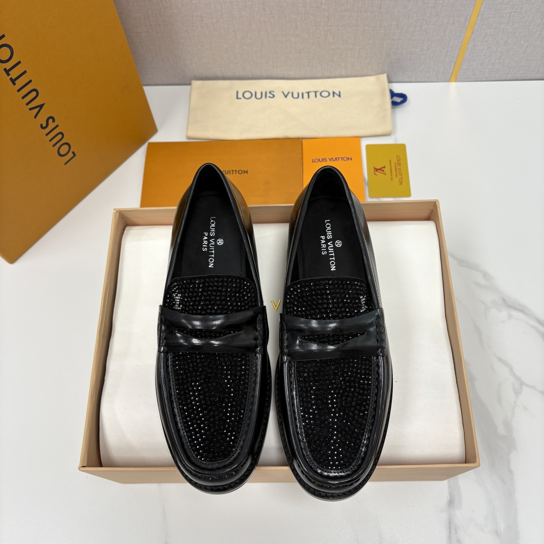 NO:621273,L's new product LOUI* Loafer leather shoes Official price RMB,350 This Major loafer leather shoe series is made of imported calfskin/open-edge beaded glossy leather/hot diamond suede splicing. The horsebit buckle/metal Logo patch on the shoe mouth is a multi-material interpretation of the series' iconic design. The upper is decorated with leather straps of the same color. Traditional hand-sewn uppers have dark patterns on the buckle belt L*V  The logo, the brand embossing on the sole, and the small L*V classic Monogram logo embossed on the heel of the sole. The small Logo on the sole is a detail that only those who know it can get. It is the brand imprint hidden in the details without destroying the overall sense of simplicity. Combine Loui* Vuitton  The brand gene is quietly integrated into the design, allowing the sense of luxury to be naturally revealed in the details. The black water-dyed calfskin inside creates a comfortable and skin-friendly feel, and the traditional design is upgraded with trendy touches. The original leather outsole is used with a composite rubber backing on the forefoot and heel to upgrade the anti-slip performance and improve comfort.  The slip-on design without laces is an 'efficient choice' for business scenes and a 'casual expression' for casual styles. The classic loafer slip-on shoe shape has a rounded almond-shaped toe, which not only retains the elegance of loafers, but is more tolerant of foot types than pointed-toe models, and can be easily controlled by wide feet. Standard leather shoe sizes 39~44# (customized at 38.45.46) P,, louis vuitton, louis  vuitton,loafers,cowhide,leather soles19860909L家新品 LOUI* 乐福鞋皮鞋 官方售价 RMB,350 本款Major乐福鞋皮鞋系列采用进口小牛皮/开边珠亮面皮革/烫钻翻毛皮拼接 多材质演绎鞋口的马衔扣/金属Logo贴片是系列标志性设计.鞋面饰同色系皮革带饰边 传统手缝鞋面鞋身扣带处的暗纹 L*V 标识、鞋底的品牌压印,以及鞋底后跟处有压印的L*V经典Monogram小标识,鞋底的小Logo是懂的人才能get的细节.是藏在细节里的品牌印记,不破坏整体简约感.将 Loui* Vuitton 的品牌基因悄然融入设计,让奢华感于细节处自然流露.内里黑色水染小牛皮打造脚感舒适亲肤以潮流笔触升级传统设计.采用原版真皮大底前掌与后跟复合橡胶底片升级防滑性能提升舒适感. 无鞋带的一脚蹬设计,是商务场景的“效率之选”,亦是休闲造型的“随性表达”.经典乐福套脚鞋型,鞋头是圆润的杏仁型,既保留乐福鞋的优雅感,又比尖头款更包容脚型,宽脚也能轻松驾驭. 标准皮鞋码数39～44#（38.45.46定做） P,,louis vuitton,louis vuitton,loafers,cowhide,Leather soles,Men's shoes