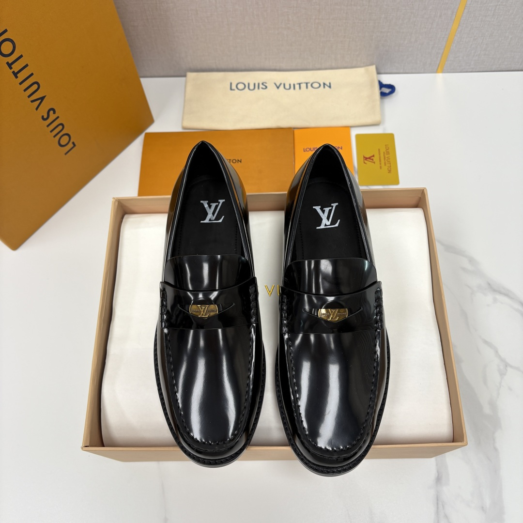 NO:621277,L's new product LOUI* Loafer leather shoes Official price RMB,350 This Major loafer leather shoe series is made of imported calfskin/open-edge beaded glossy leather/hot diamond suede splicing. The horsebit buckle/metal Logo patch on the shoe mouth is a multi-material interpretation of the series' iconic design. The upper is decorated with leather straps of the same color. Traditional hand-sewn uppers have dark patterns on the buckle belt L*V  The logo, the brand embossing on the sole, and the small L*V classic Monogram logo embossed on the heel of the sole. The small Logo on the sole is a detail that only those who know it can get. It is the brand imprint hidden in the details without destroying the overall sense of simplicity. Combine Loui* Vuitton  The brand gene is quietly integrated into the design, allowing the sense of luxury to be naturally revealed in the details. The black water-dyed calfskin inside creates a comfortable and skin-friendly feel, and the traditional design is upgraded with trendy touches. The original leather outsole is used with a composite rubber backing on the forefoot and heel to upgrade the anti-slip performance and improve comfort.  The slip-on design without laces is an 'efficient choice' for business scenes and a 'casual expression' for casual styles. The classic loafer slip-on shoe shape has a rounded almond-shaped toe, which not only retains the elegance of loafers, but is more tolerant of foot types than pointed-toe models, and can be easily controlled by wide feet. Standard leather shoe sizes 39~44# (customized at 38.45.46) P,, louis vuitton, louis  vuitton,loafers,cowhide,leather soles19860909L家新品 LOUI* 乐福鞋皮鞋 官方售价 RMB,350 本款Major乐福鞋皮鞋系列采用进口小牛皮/开边珠亮面皮革/烫钻翻毛皮拼接 多材质演绎鞋口的马衔扣/金属Logo贴片是系列标志性设计.鞋面饰同色系皮革带饰边 传统手缝鞋面鞋身扣带处的暗纹 L*V 标识、鞋底的品牌压印,以及鞋底后跟处有压印的L*V经典Monogram小标识,鞋底的小Logo是懂的人才能get的细节.是藏在细节里的品牌印记,不破坏整体简约感.将 Loui* Vuitton 的品牌基因悄然融入设计,让奢华感于细节处自然流露.内里黑色水染小牛皮打造脚感舒适亲肤以潮流笔触升级传统设计.采用原版真皮大底前掌与后跟复合橡胶底片升级防滑性能提升舒适感. 无鞋带的一脚蹬设计,是商务场景的“效率之选”,亦是休闲造型的“随性表达”.经典乐福套脚鞋型,鞋头是圆润的杏仁型,既保留乐福鞋的优雅感,又比尖头款更包容脚型,宽脚也能轻松驾驭. 标准皮鞋码数39～44#（38.45.46定做） P,,louis vuitton,louis vuitton,loafers,cowhide,Leather soles,Men's shoes