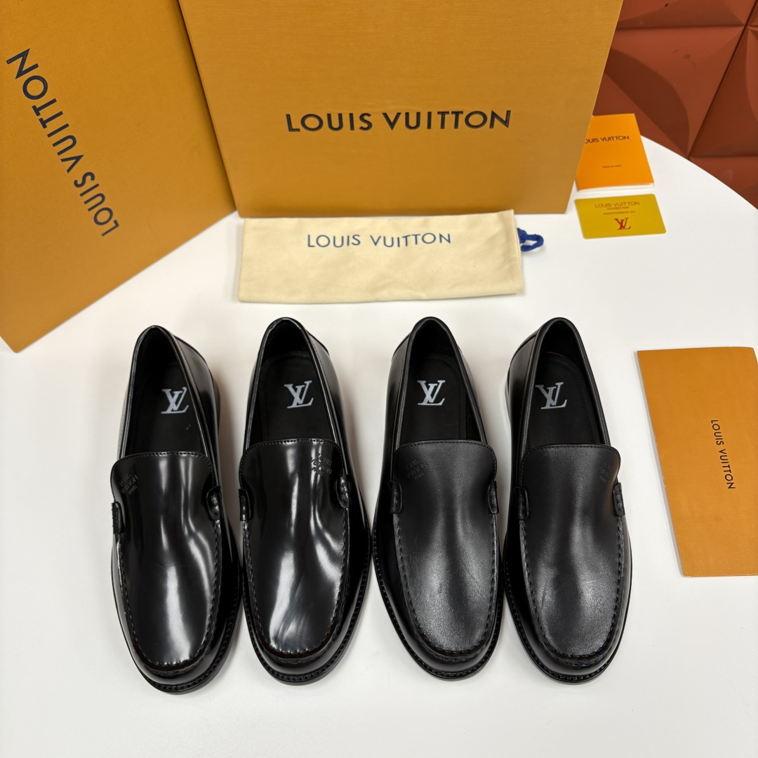 NO:621281,L's new product LOUI* Loafer leather shoes Official price RMB,350 This Major loafer leather shoe series is made of imported calfskin/open-edge beaded glossy leather/hot diamond suede splicing. The horsebit buckle/metal Logo patch on the shoe mouth is a multi-material interpretation of the series' iconic design. The upper is decorated with leather straps of the same color. Traditional hand-sewn uppers have dark patterns on the buckle belt L*V  The logo, the brand embossing on the sole, and the small L*V classic Monogram logo embossed on the heel of the sole. The small Logo on the sole is a detail that only those who know it can get. It is the brand imprint hidden in the details without destroying the overall sense of simplicity. Combine Loui* Vuitton  The brand gene is quietly integrated into the design, allowing the sense of luxury to be naturally revealed in the details. The black water-dyed calfskin inside creates a comfortable and skin-friendly feel, and the traditional design is upgraded with trendy touches. The original leather outsole is used with a composite rubber backing on the forefoot and heel to upgrade the anti-slip performance and improve comfort.  The slip-on design without laces is an 'efficient choice' for business scenes and a 'casual expression' for casual styles. The classic loafer slip-on shoe shape has a rounded almond-shaped toe, which not only retains the elegance of loafers, but is more tolerant of foot types than pointed-toe models, and can be easily controlled by wide feet. Standard leather shoe sizes 39~44# (customized at 38.45.46) P,, louis vuitton, louis  vuitton,loafers,cowhide,leather soles19860909L家新品 LOUI* 乐福鞋皮鞋 官方售价 RMB,350 本款Major乐福鞋皮鞋系列采用进口小牛皮/开边珠亮面皮革/烫钻翻毛皮拼接 多材质演绎鞋口的马衔扣/金属Logo贴片是系列标志性设计.鞋面饰同色系皮革带饰边 传统手缝鞋面鞋身扣带处的暗纹 L*V 标识、鞋底的品牌压印,以及鞋底后跟处有压印的L*V经典Monogram小标识,鞋底的小Logo是懂的人才能get的细节.是藏在细节里的品牌印记,不破坏整体简约感.将 Loui* Vuitton 的品牌基因悄然融入设计,让奢华感于细节处自然流露.内里黑色水染小牛皮打造脚感舒适亲肤以潮流笔触升级传统设计.采用原版真皮大底前掌与后跟复合橡胶底片升级防滑性能提升舒适感. 无鞋带的一脚蹬设计,是商务场景的“效率之选”,亦是休闲造型的“随性表达”.经典乐福套脚鞋型,鞋头是圆润的杏仁型,既保留乐福鞋的优雅感,又比尖头款更包容脚型,宽脚也能轻松驾驭. 标准皮鞋码数39～44#（38.45.46定做） P,,louis vuitton,louis vuitton,loafers,cowhide,Leather soles,Men's shoes