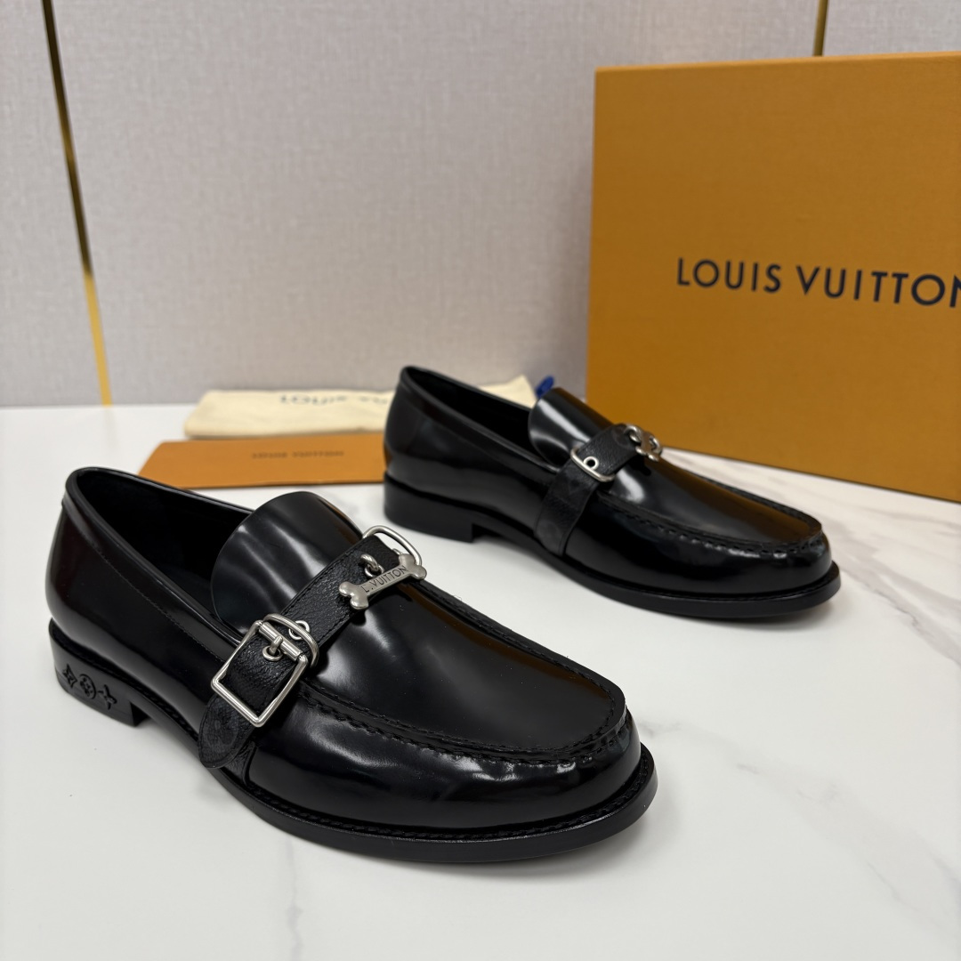 💋💍L家新品 LOUI* 乐福鞋皮鞋 官方 9,350 本款乐福鞋皮鞋系列采用进口小牛皮/开边珠亮面皮饰