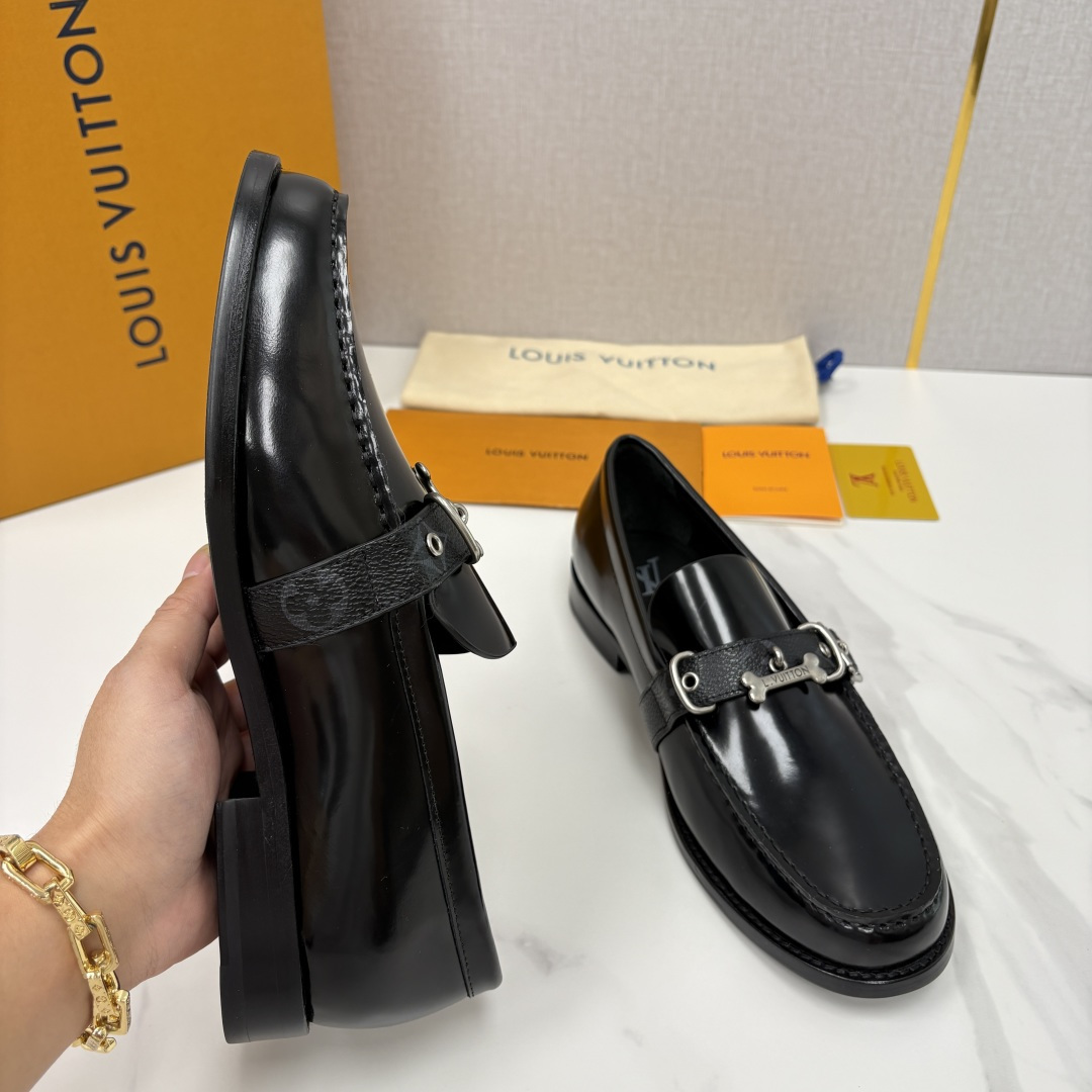 💋💍L家新品 LOUI* 乐福鞋皮鞋 官方 9,350 本款乐福鞋皮鞋系列采用进口小牛皮/开边珠亮面皮饰