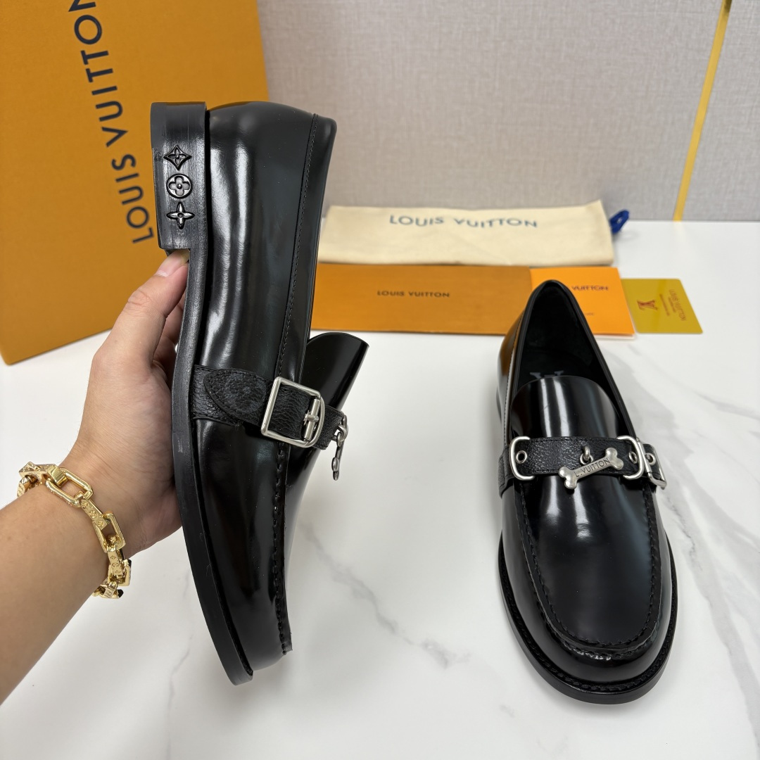 💋💍L家新品 LOUI* 乐福鞋皮鞋 官方 9,350 本款乐福鞋皮鞋系列采用进口小牛皮/开边珠亮面皮饰